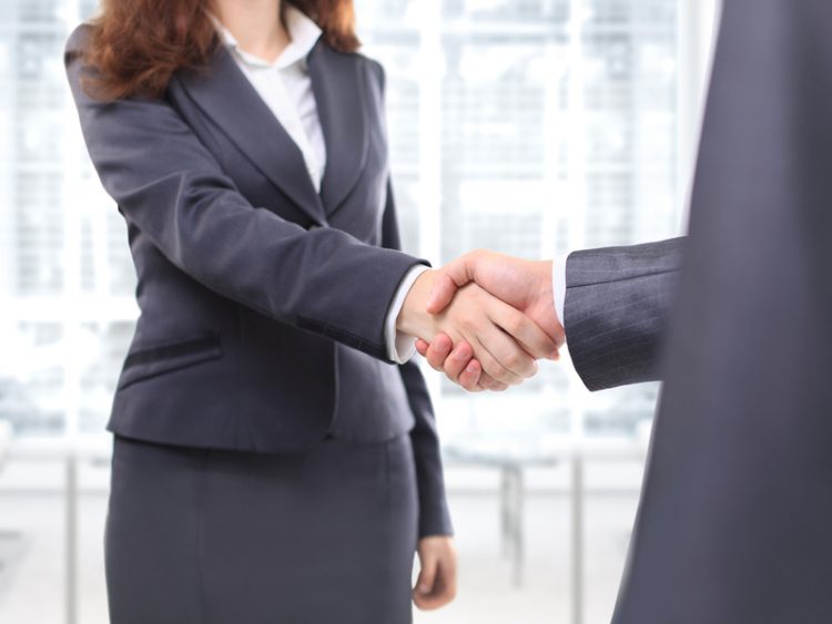 Un homme et une femme d'affaire se serrant la main