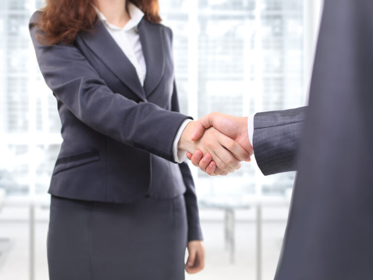 Un homme et une femme d'affaire se serrant la main