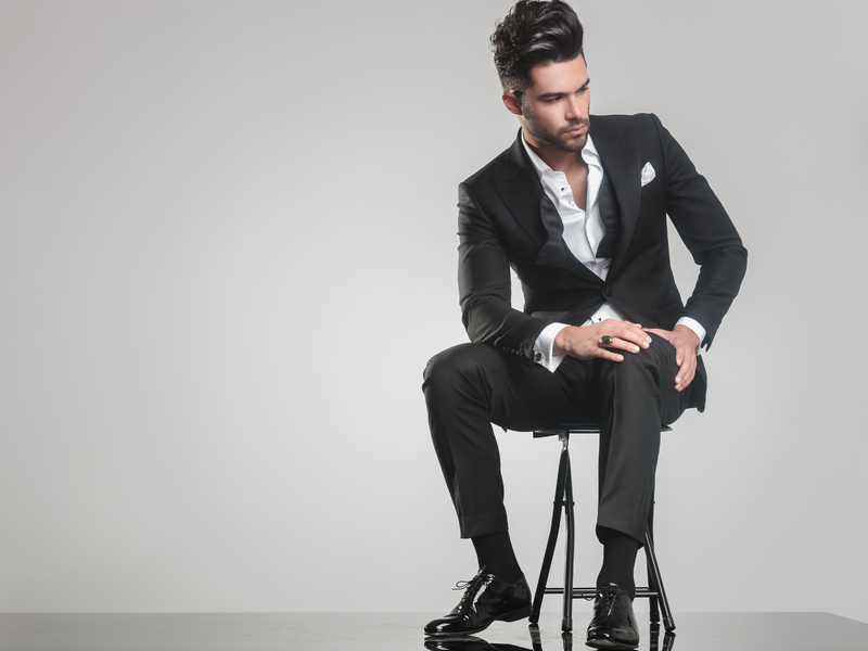 Homme d'affaire assis sur une chaise qui boude.
