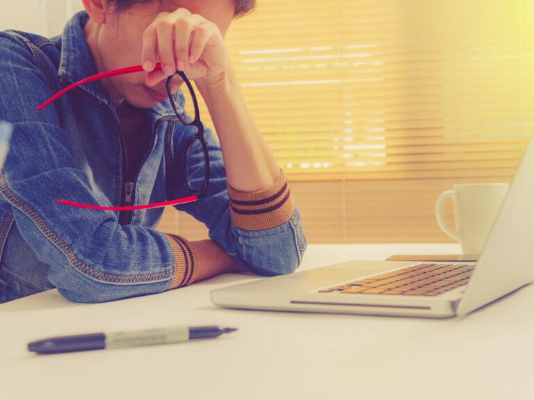 Femme fatiguée devant son ordinateur