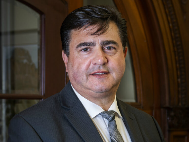 Une photo portrait de Renato Anzovino.