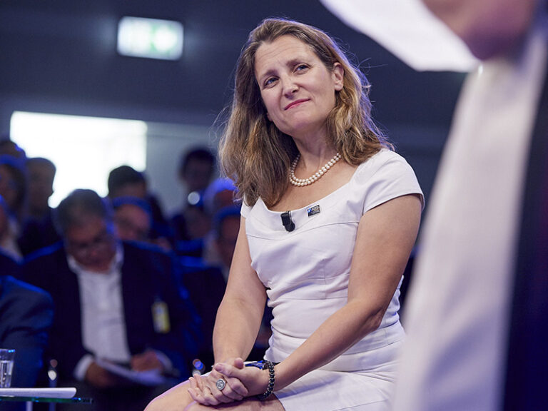 Une photo portrait de Chrystia Freeland.