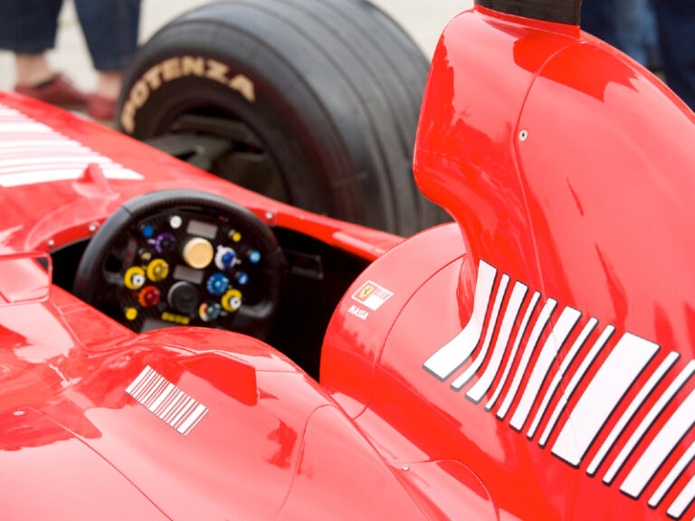 Une photo d'une voiture de formule 1.