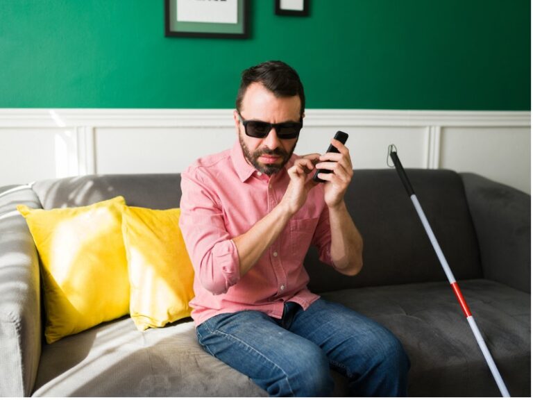 Homme handicapé envoyant un texto.