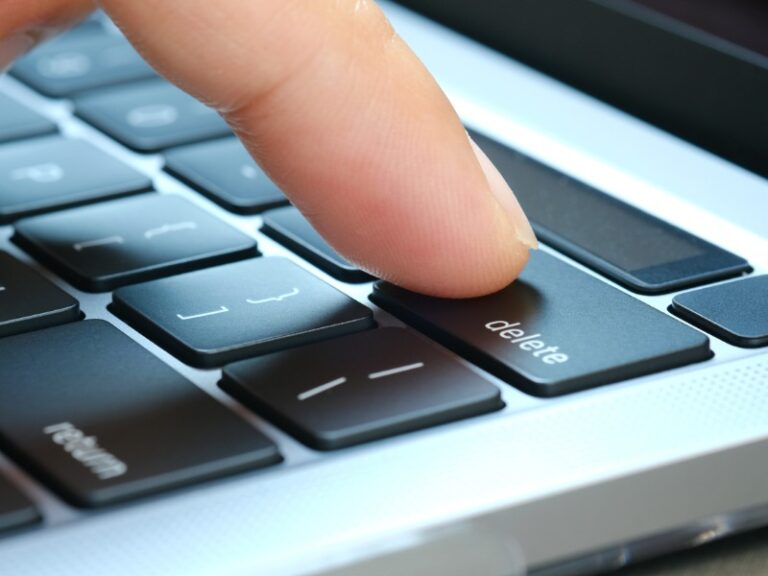Doigt de l'utilisateur de l'ordinateur, il appuie sur le bouton de suppression sur le clavier de l'ordinateur.