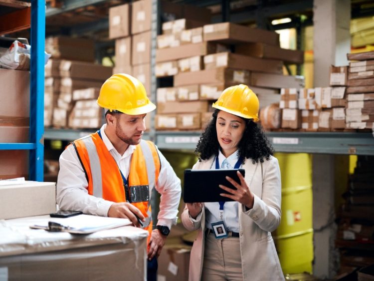 Travail d’équipe d’entrepôt, de tablette et de personnel pour le stockage, l’inventaire et la gestion de la chaîne d’approvisionnement pour la distribution B2B. Usine, partenaire industriel ou travailleur sur les boîtiers numériques, logiciels.