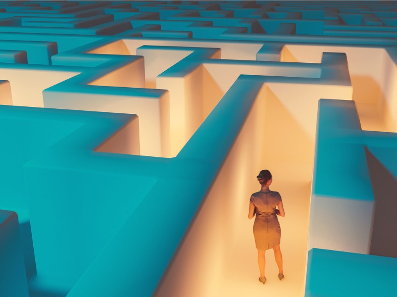 Femme à la recherche d’un moyen d’échapper au labyrinthe.