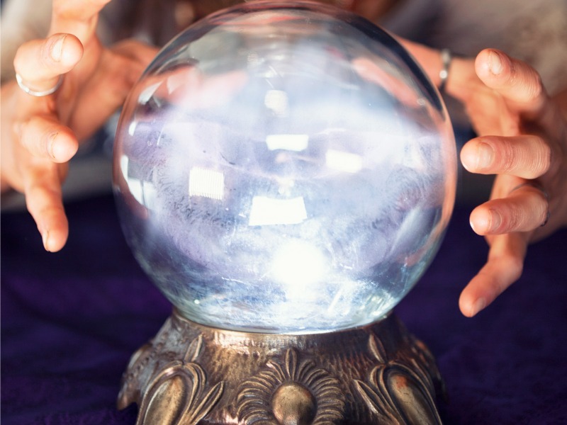 Une voyante, on voit juste les mains et la boule de crystal.