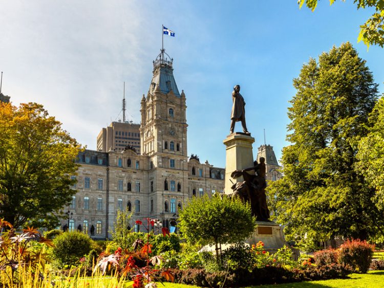 Une photo d'un bâtiment officiel québécois.