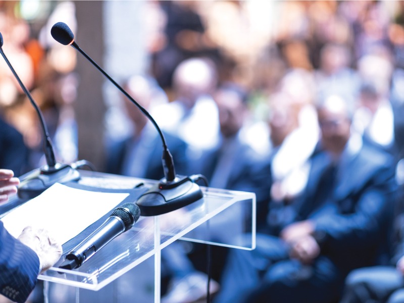 Conférencier lors d'une conférence d'affaires, d'une présentation d'entreprise, d'un atelier, d'une formation en coaching, d'une conférence de presse, d'une réunion d'entreprise, d'un événement public ou politique. Concept de prise de parole en public.