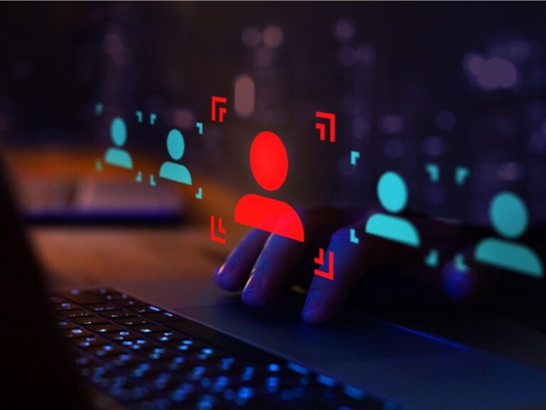 Un homme tapant au clavier, devant lui on voit cinq image de profil, dont un sélectionné et en rouge.