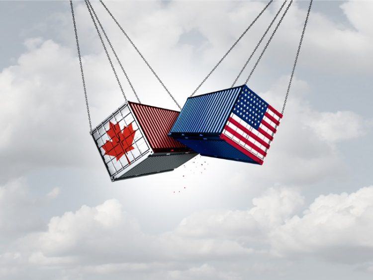 Deux contenants se heurtent, un avec les couleurs du drapeau du Canada et l'autre avec les couleurs du drapeau des États-Unis.