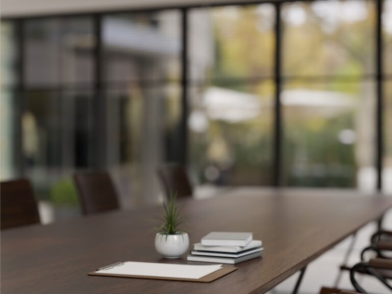 Image en gros plan d’une table de réunion en bois dur dans une salle de réunion moderne et spacieuse. Espace de travail professionnel.