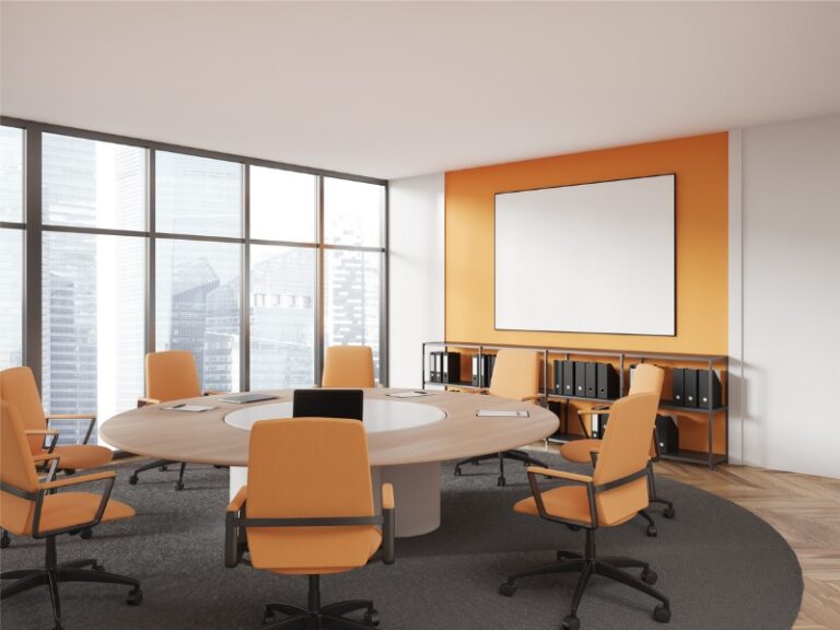 Intérieur de la salle de réunion du bureau avec chaises et table, fenêtre et cadre de maquette.