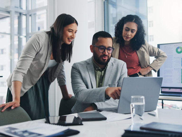 Travail d'équipe, réunion et idées pour une solution ou une décision pour l'entreprise, le lieu de travail ou la société. Groupe, personnes et discussion avec la technologie dans la planification, la collaboration pour la croissance dans le brainstorming ou le projet.