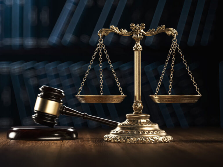 Maillet, gavel, marteau et balance sur une table. Illustration 3d Render.