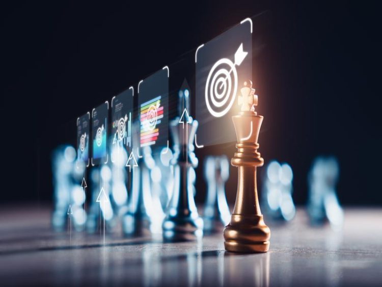 Pièces d’échecs avec en avant-plan un roi doré mis en lumière. Derrière, des icônes de cibles et de graphiques flottent, symbolisant stratégie et objectifs.
