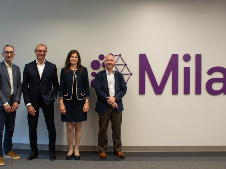 L'équipe de Mila, à côté d'un logo Mila.