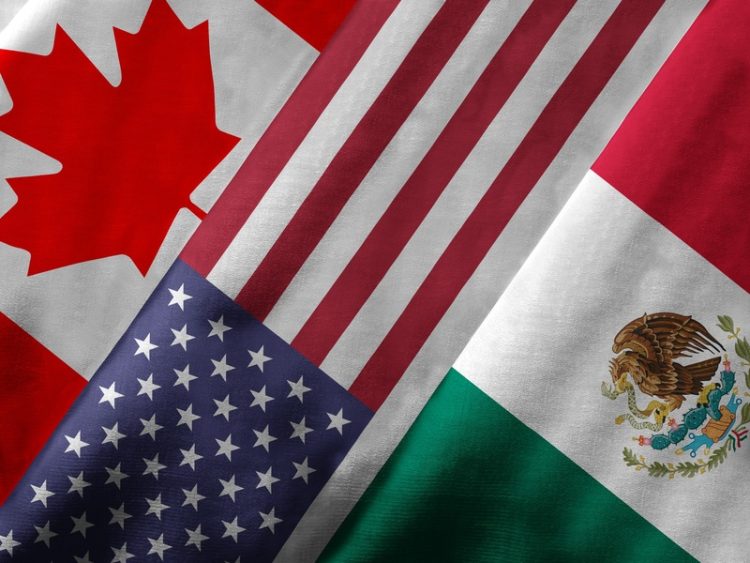 Gros plan de tissus représentant les drapeaux du Canada, des États-Unis et du Mexique, illustrant les liens économiques, politiques et commerciaux en Amérique du Nord.