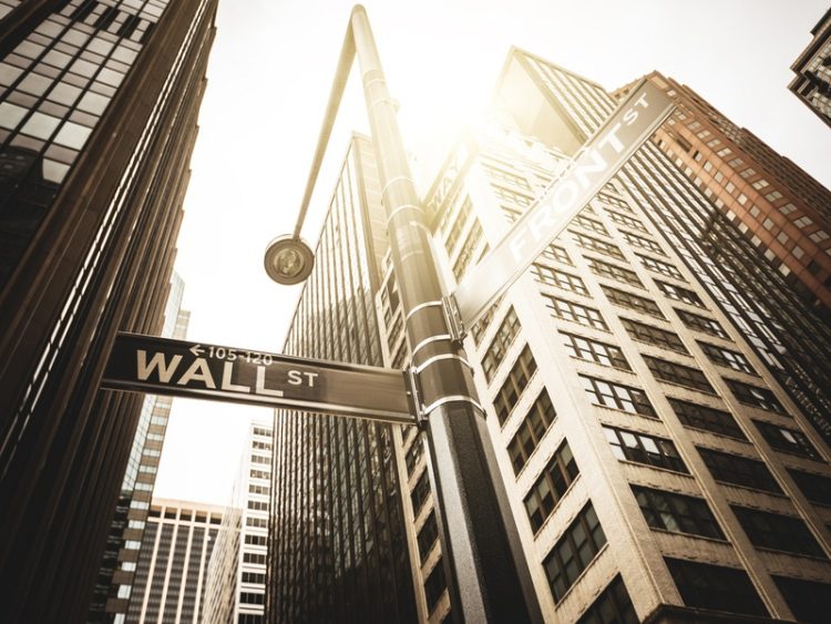 Vue emblématique de Wall Street à New York, avec ses immeubles financiers historiques et modernes, symbole du cœur économique et boursier mondial.