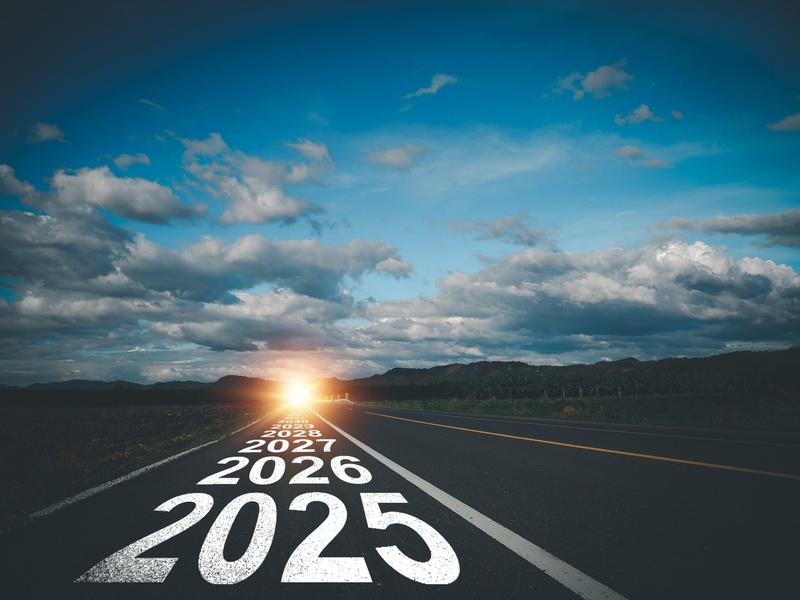 Route marquée par les années futures menant vers un horizon lumineux, représentant la planification et la vision long terme.