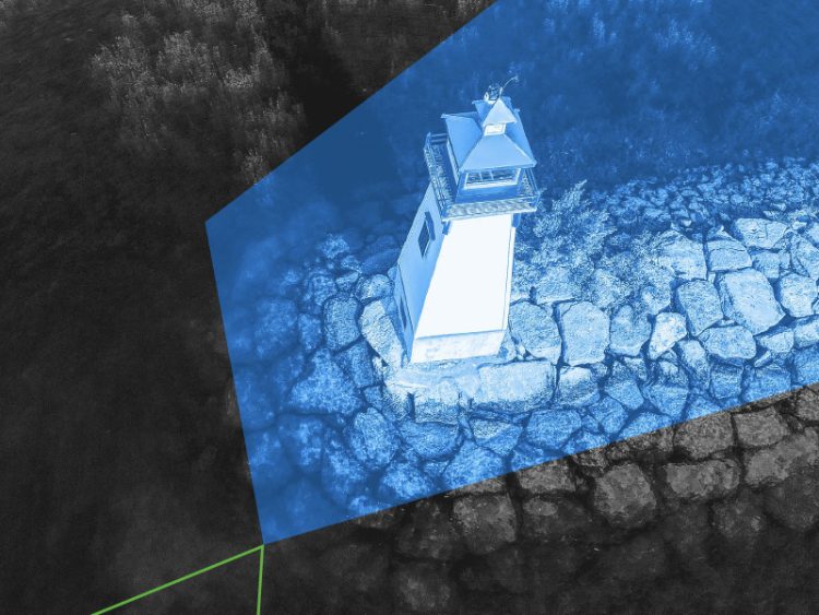 Vue aérienne d'un phare sur le lac Simcoe, prise par un drone