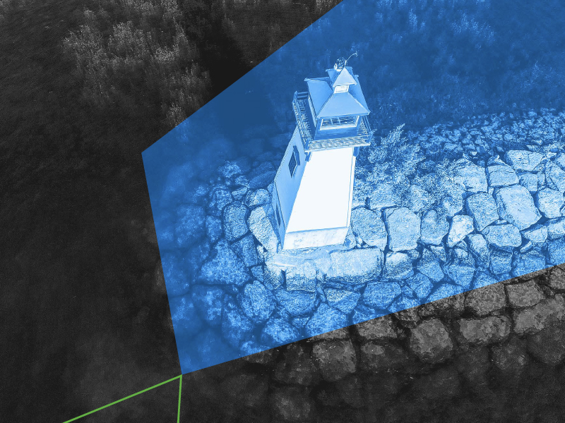 Vue aérienne d'un phare sur le lac Simcoe, prise par un drone