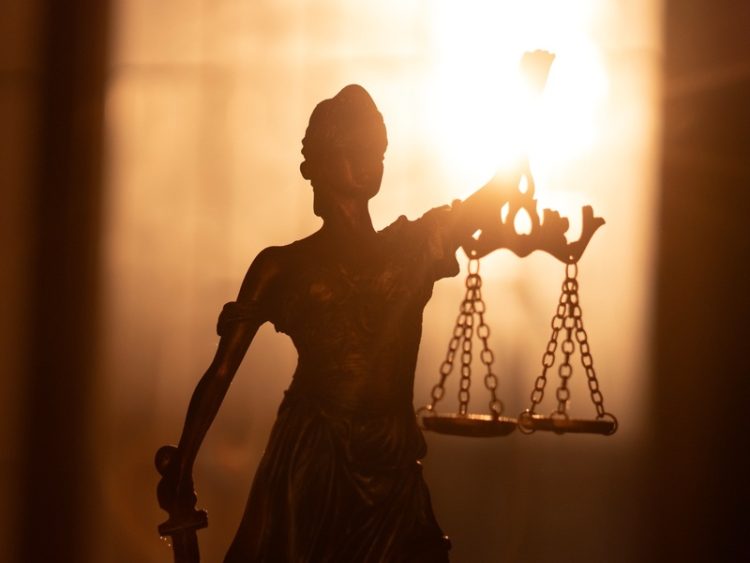La statue de la Dame Justice représente l'impartialité, l'équité et l'application du droit.