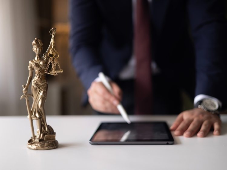Un professionnel examine un document juridique avant sa signature ou son dépôt.